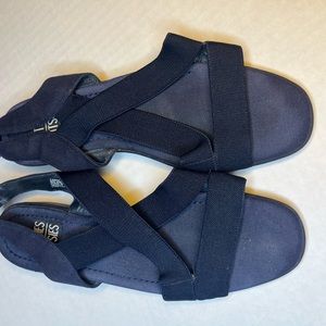 Blue elastic sandals